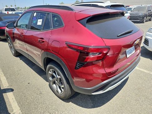 Used 2025 Chevrolet Trax LT FWD image 4