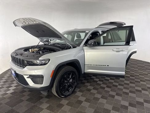 Used 2025 Jeep Grand Cherokee Altitude AWD/4WD image 13