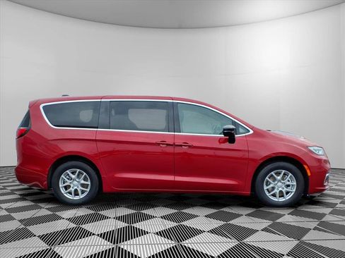 New 2026 Chrysler Pacifica Select image 3