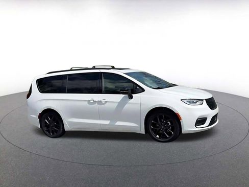 Used 2025 Chrysler Pacifica Limited FWD image 2