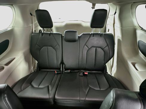Used 2019 Chrysler Pacifica Touring-L FWD image 29
