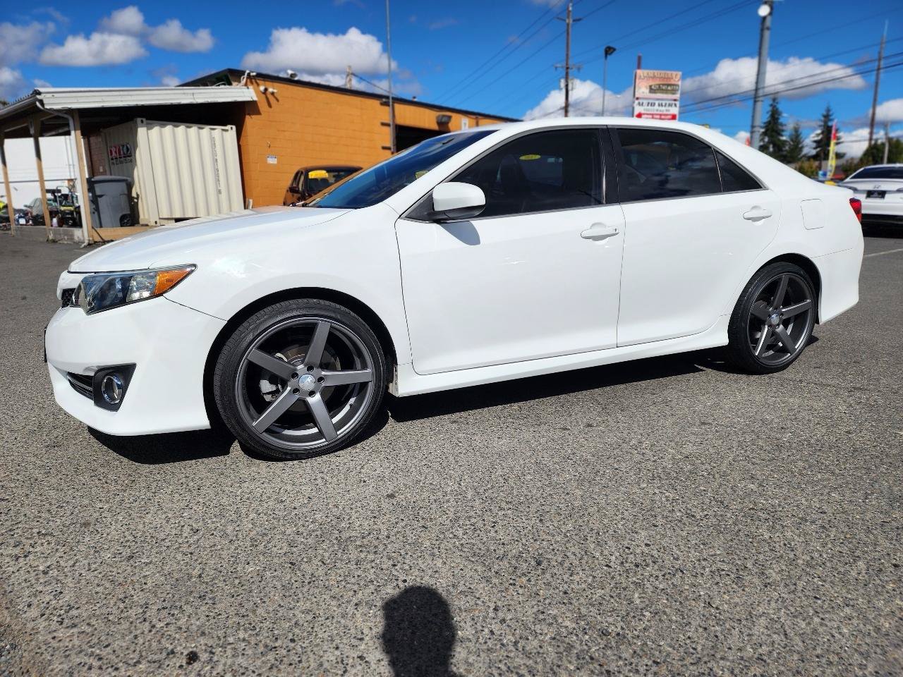 Used 2014 Toyota Camry SE FWD image 11