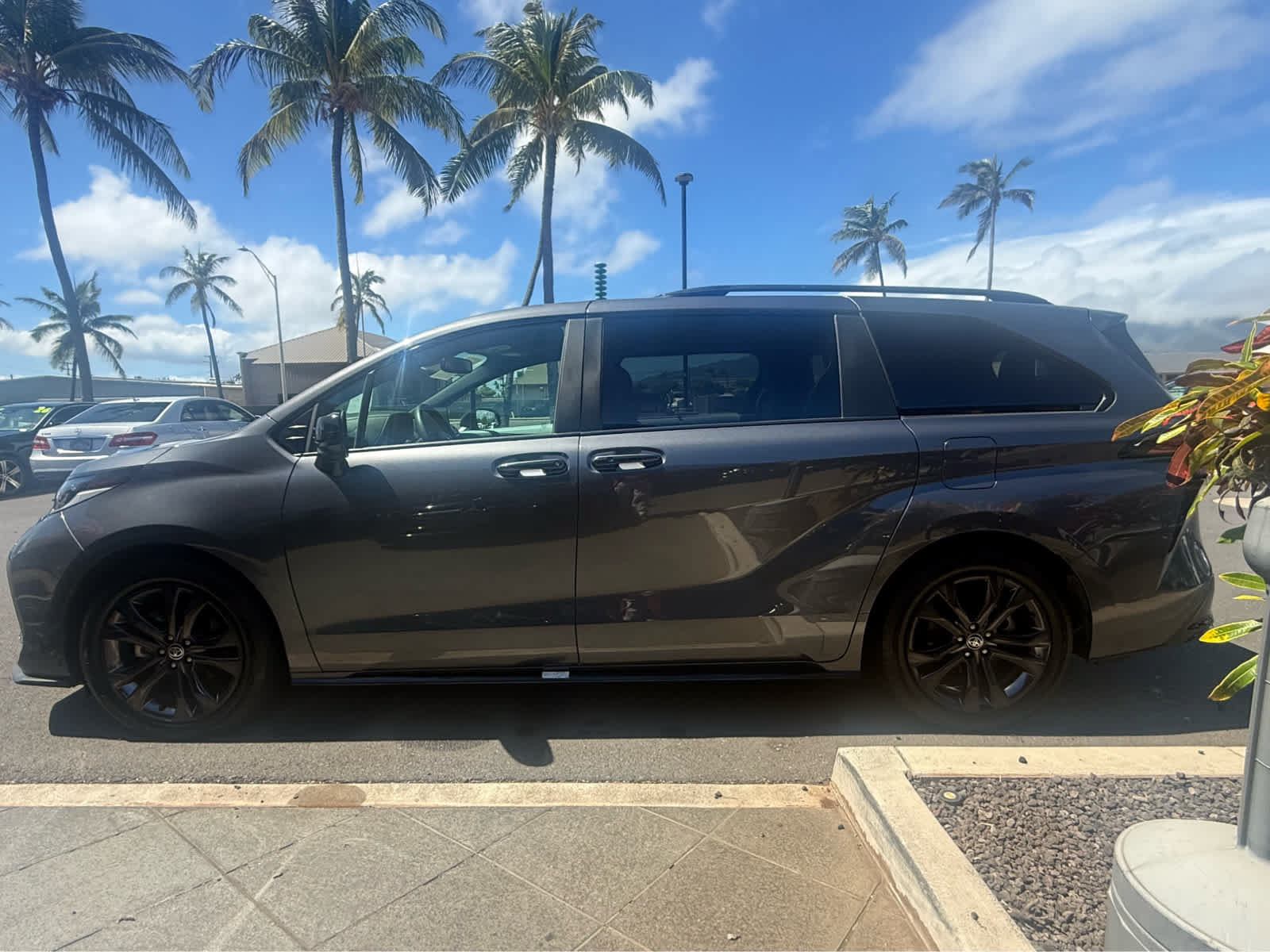 Used 2025 Toyota Sienna XSE FWD image 6
