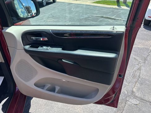 Used 2013 Chrysler Town & Country Touring FWD image 9