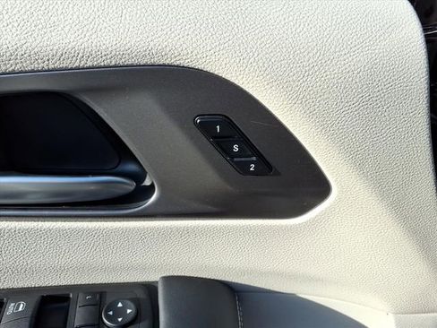 Used 2024 Chrysler Pacifica Limited FWD image 13
