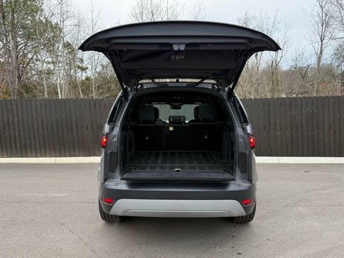 Certified 2025 Land Rover Discovery S image 5