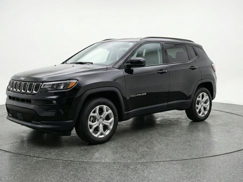Used 2025 Jeep Compass Latitude AWD/4WD image 3