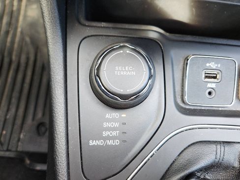 Used 2021 Jeep Cherokee Latitude Lux AWD/4WD image 23