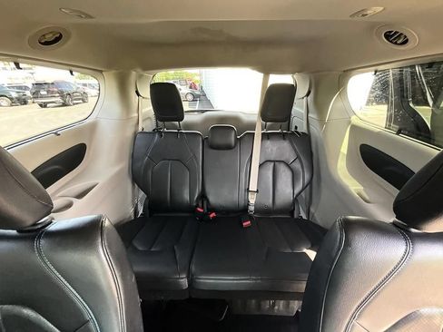 Used 2021 Chrysler Pacifica Touring-L FWD image 33