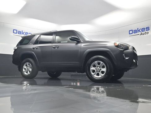 Used 2016 Toyota 4Runner SR5 AWD/4WD image 38