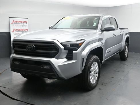 Used 2025 Toyota Tacoma SR5 image 4