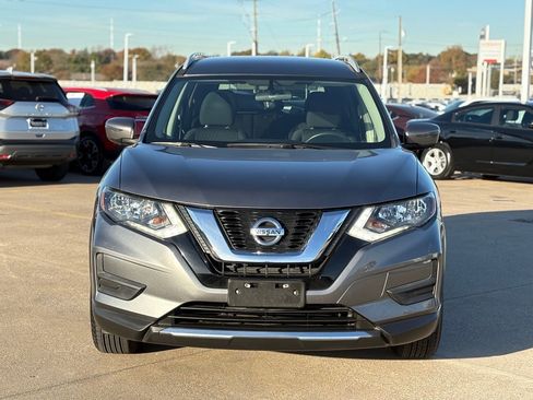Used 2017 Nissan Rogue SV image 3