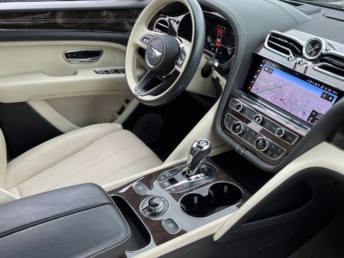 Used 2023 Bentley Bentayga Extended Wheelbase AWD/4WD image 14