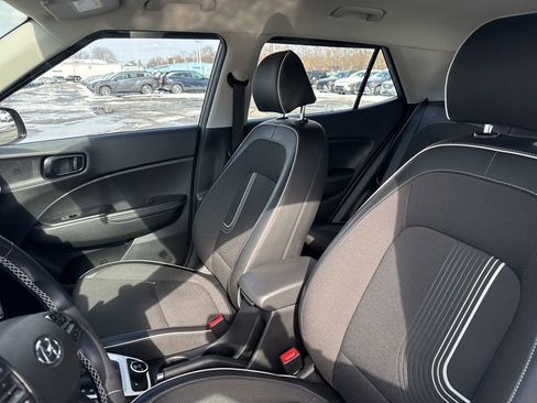 Used 2022 Hyundai Venue Limited image 37