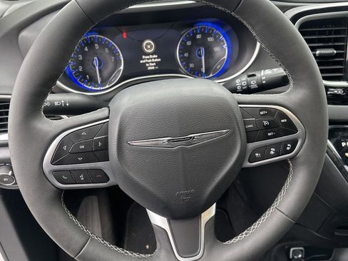 Used 2025 Chrysler Pacifica Select image 10