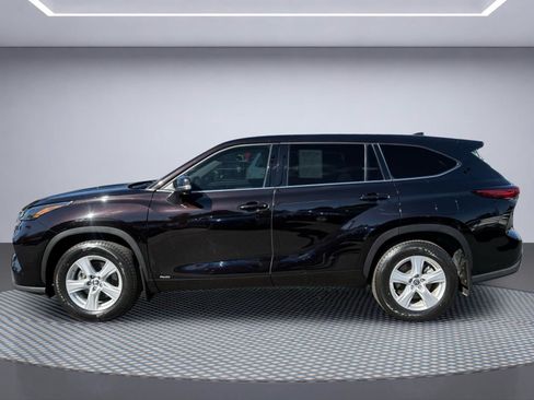 Used 2022 Toyota Highlander LE AWD/4WD image 3