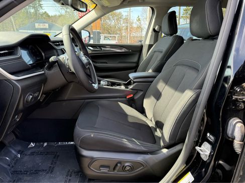 Used 2023 Jeep Grand Cherokee Laredo image 12