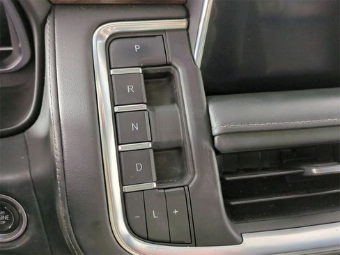 Used 2022 Chevrolet Suburban LT w/ Luxury Package image 16