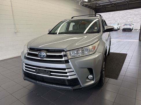 Used 2019 Toyota Highlander XLE image 3