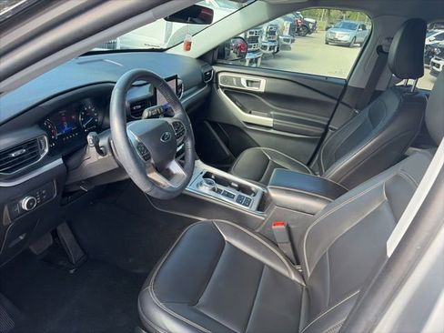Used 2021 Ford Explorer XLT w/ Equipment Group 202A RWD image 9