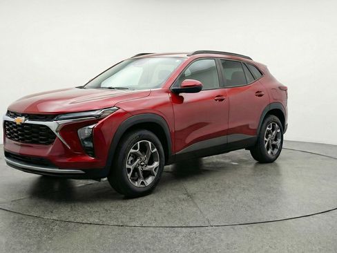 Used 2025 Chevrolet Trax LT image 3