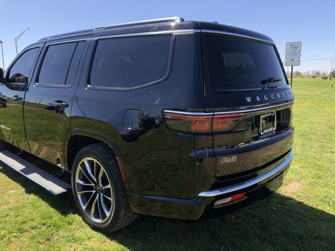 Used 2024 Jeep Wagoneer Series III w/ Premium Group I image 4