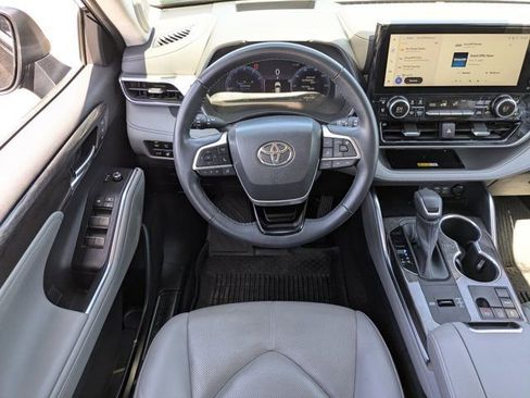 Used 2023 Toyota Highlander Platinum FWD image 16