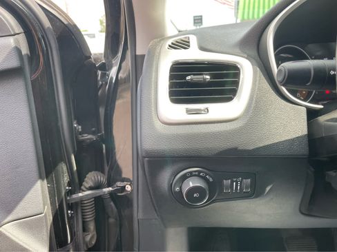 Used 2018 Jeep Compass Latitude FWD image 14