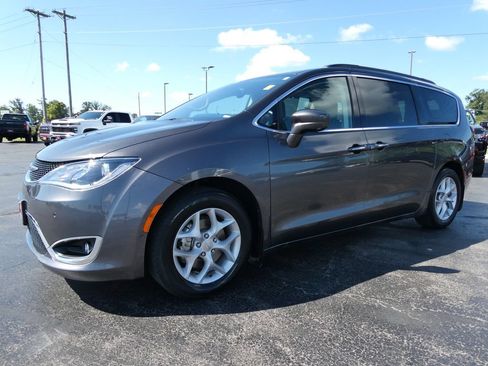 Used 2019 Chrysler Pacifica Touring Plus w/ Advanced Safetytec Group FWD image 8