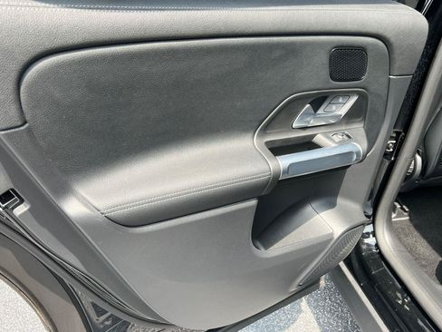 Used 2022 Mercedes-Benz EQB 300 4MATIC image 22