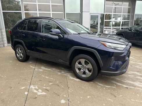 Used 2022 Toyota RAV4 XLE AWD/4WD image 2