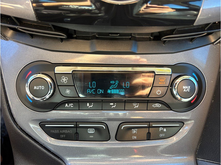 Used 2014 Ford Focus Titanium FWD image 27