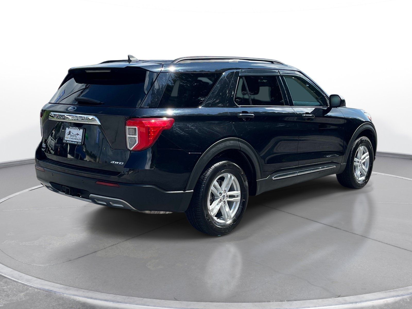 Used 2021 Ford Explorer XLT w/ Equipment Group 202A AWD/4WD image 4