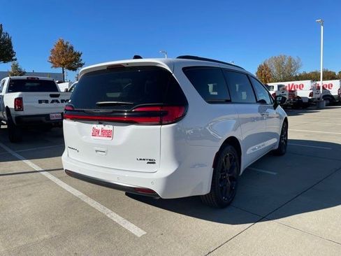New 2026 Chrysler Pacifica Limited w/ Uconnect Theater Family Group image 5