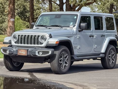 Used 2024 Jeep Wrangler Unlimited Sahara AWD/4WD image 9