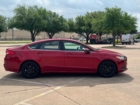 Used 2018 Ford Fusion SE w/ Fusion SE Technology Package FWD image 5