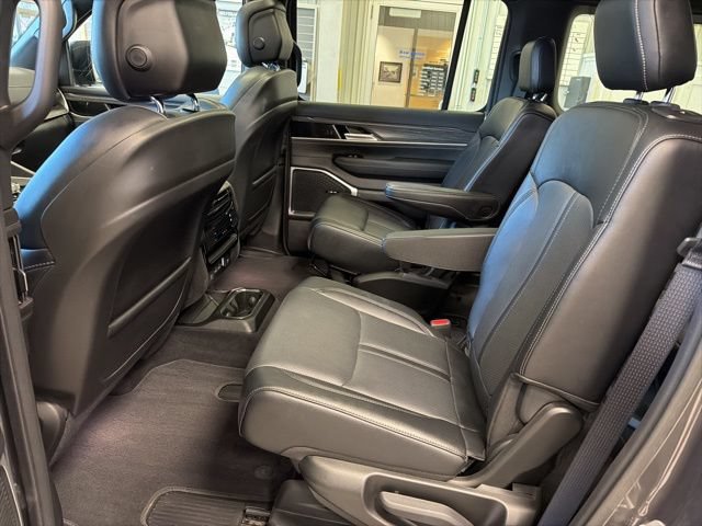 Used 2024 Jeep Wagoneer Series II w/ Premium Group I AWD/4WD image 31