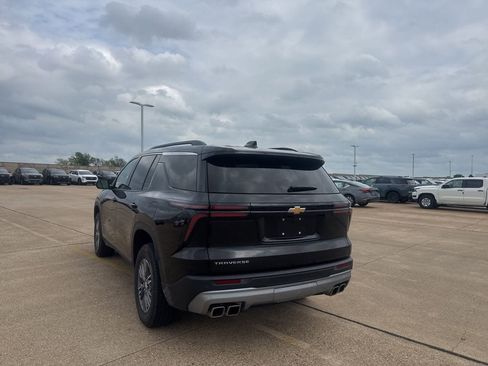 Used 2025 Chevrolet Traverse LT image 16