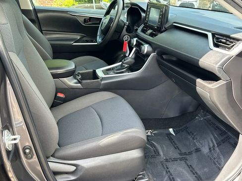 Used 2022 Toyota RAV4 LE AWD/4WD image 9