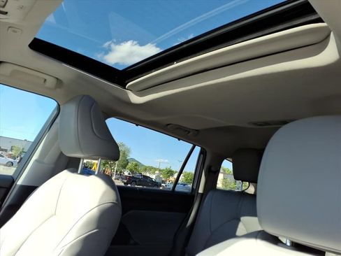 Used 2023 Toyota Highlander XLE FWD image 13