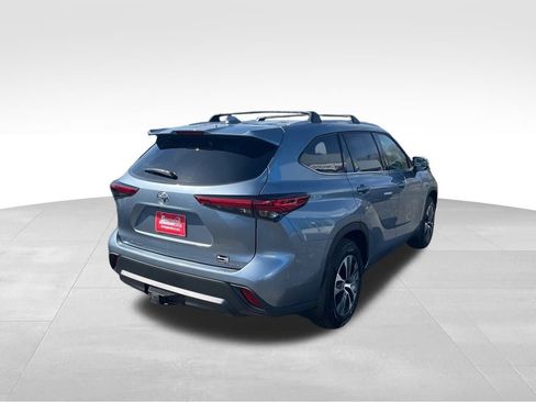 Used 2022 Toyota Highlander XLE AWD/4WD image 4