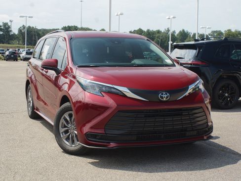 Used 2026 Toyota Sienna LE AWD/4WD image 25