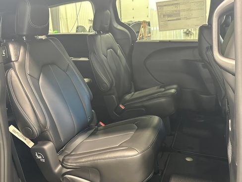 New 2027 Chrysler Pacifica Select AWD/4WD image 31