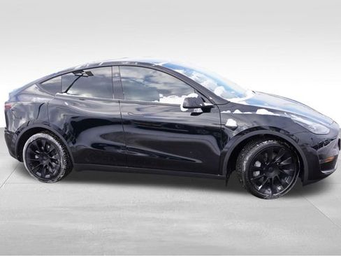 Used 2025 Tesla Model Y Long Range image 3