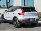 Used 2022 Volvo XC40 T5 R-Design image 4