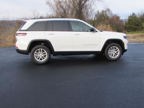 New 2025 Jeep Grand Cherokee Laredo image 8