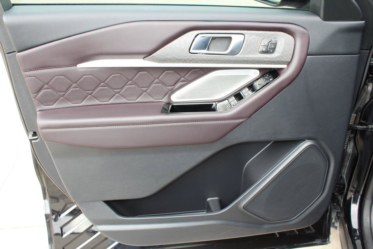 Used 2025 Ford Explorer Platinum w/ LUX Leather Package AWD/4WD image 9