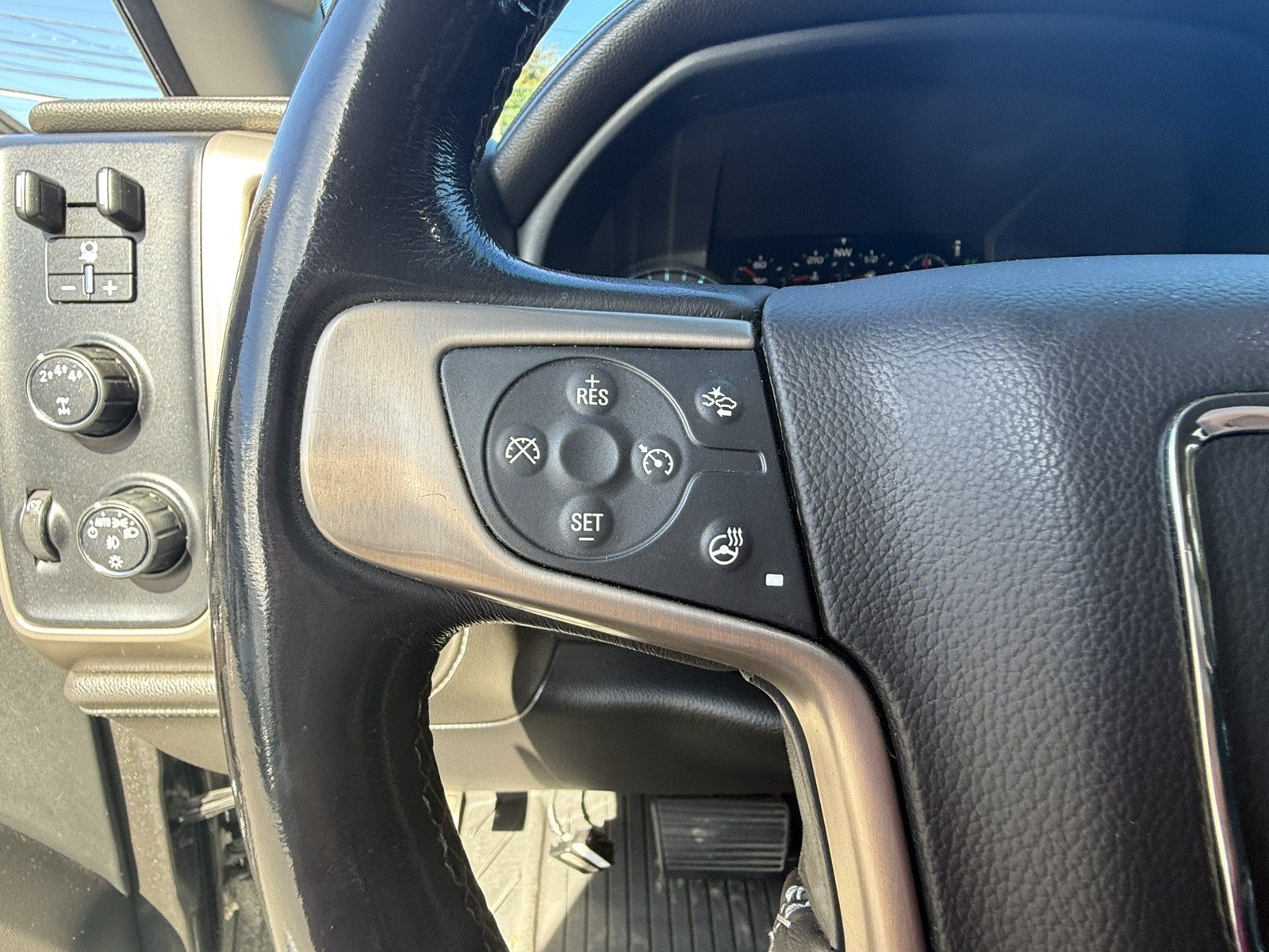 Used 2018 GMC Sierra 2500 Denali w/ Duramax Plus Package AWD/4WD image 18