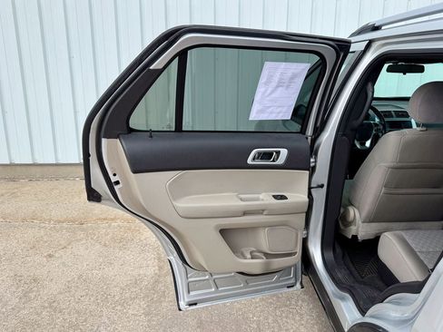 Used 2015 Ford Explorer XLT AWD/4WD image 16