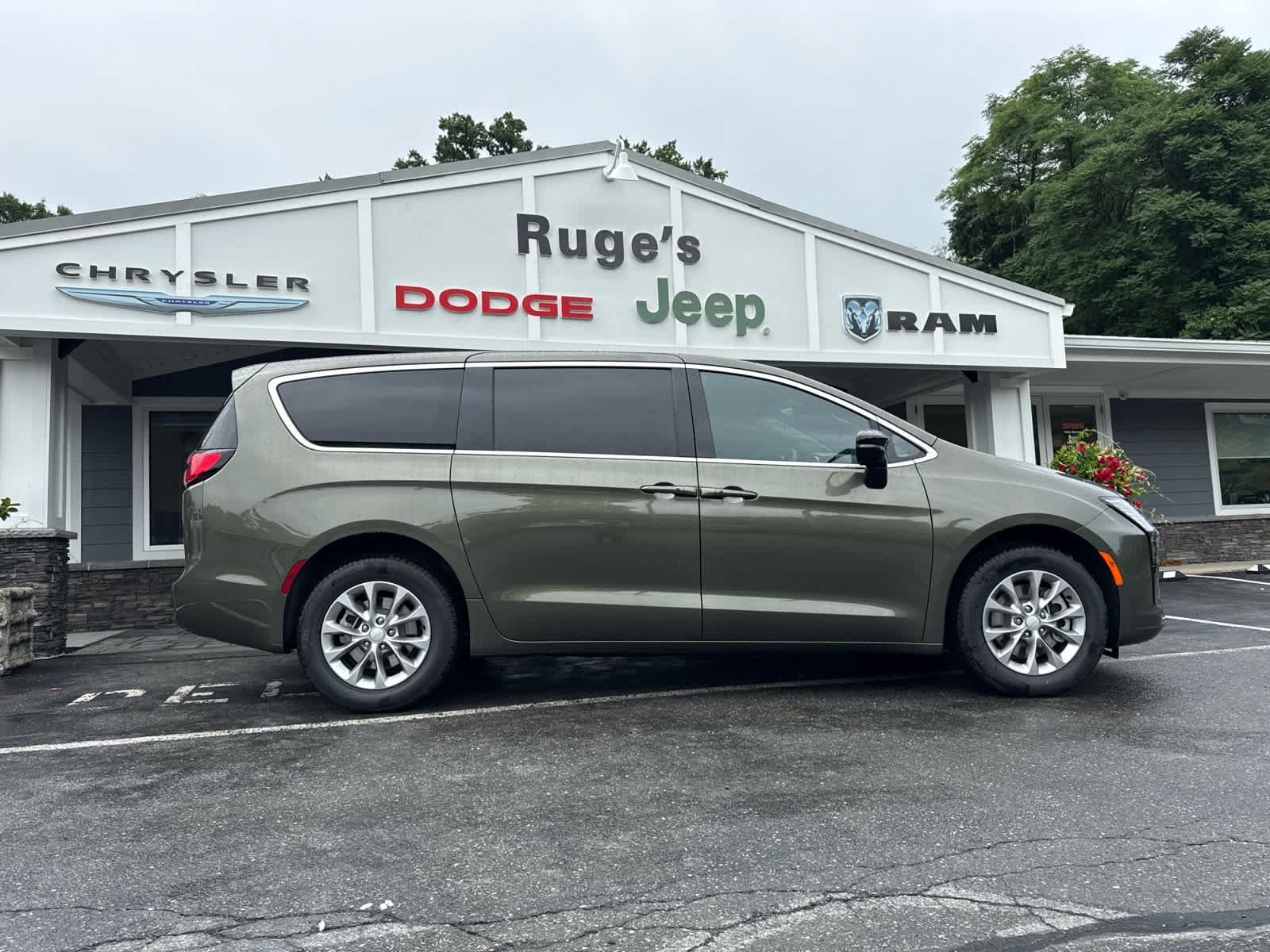 New 2027 Chrysler Pacifica Select AWD/4WD image 2